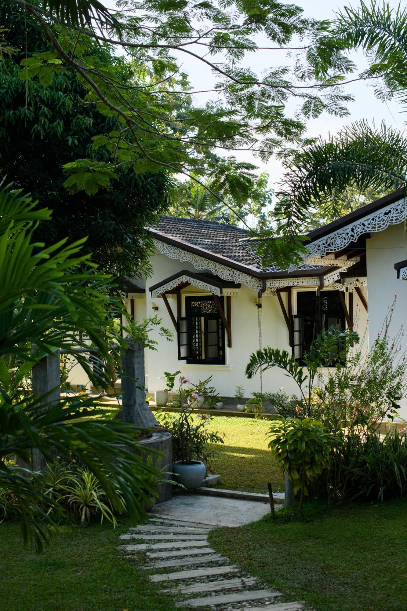 Roots Retreat Hotel Unawatuna Exterior photo